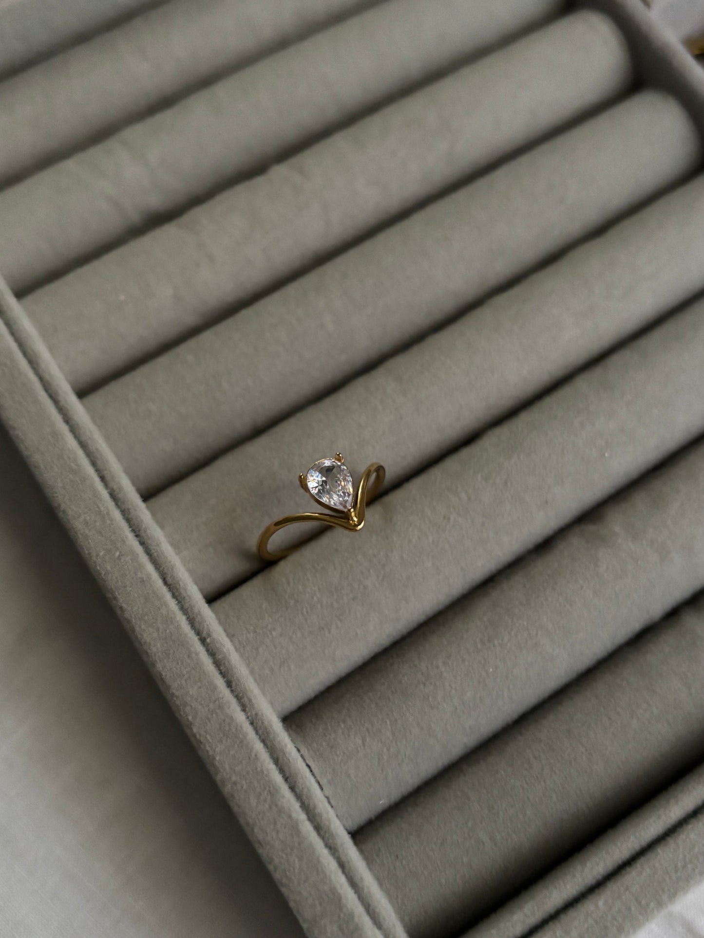 Diamond V Ring