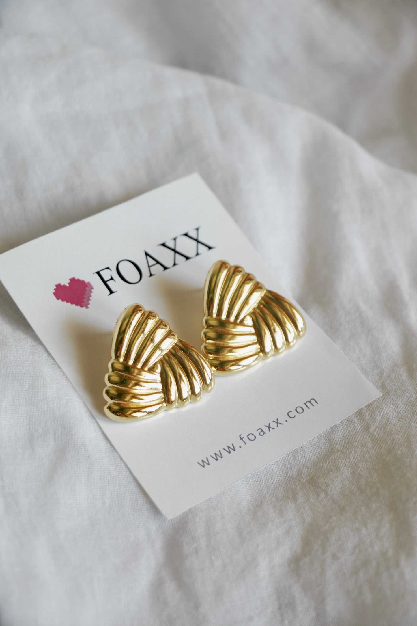 Ribbed Triangular chunky earring