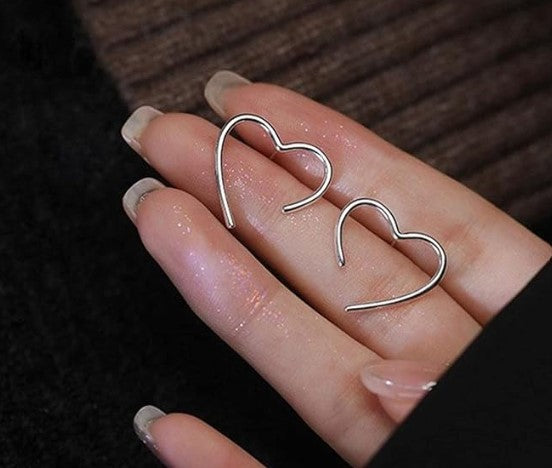 Minimal String Heart Stud