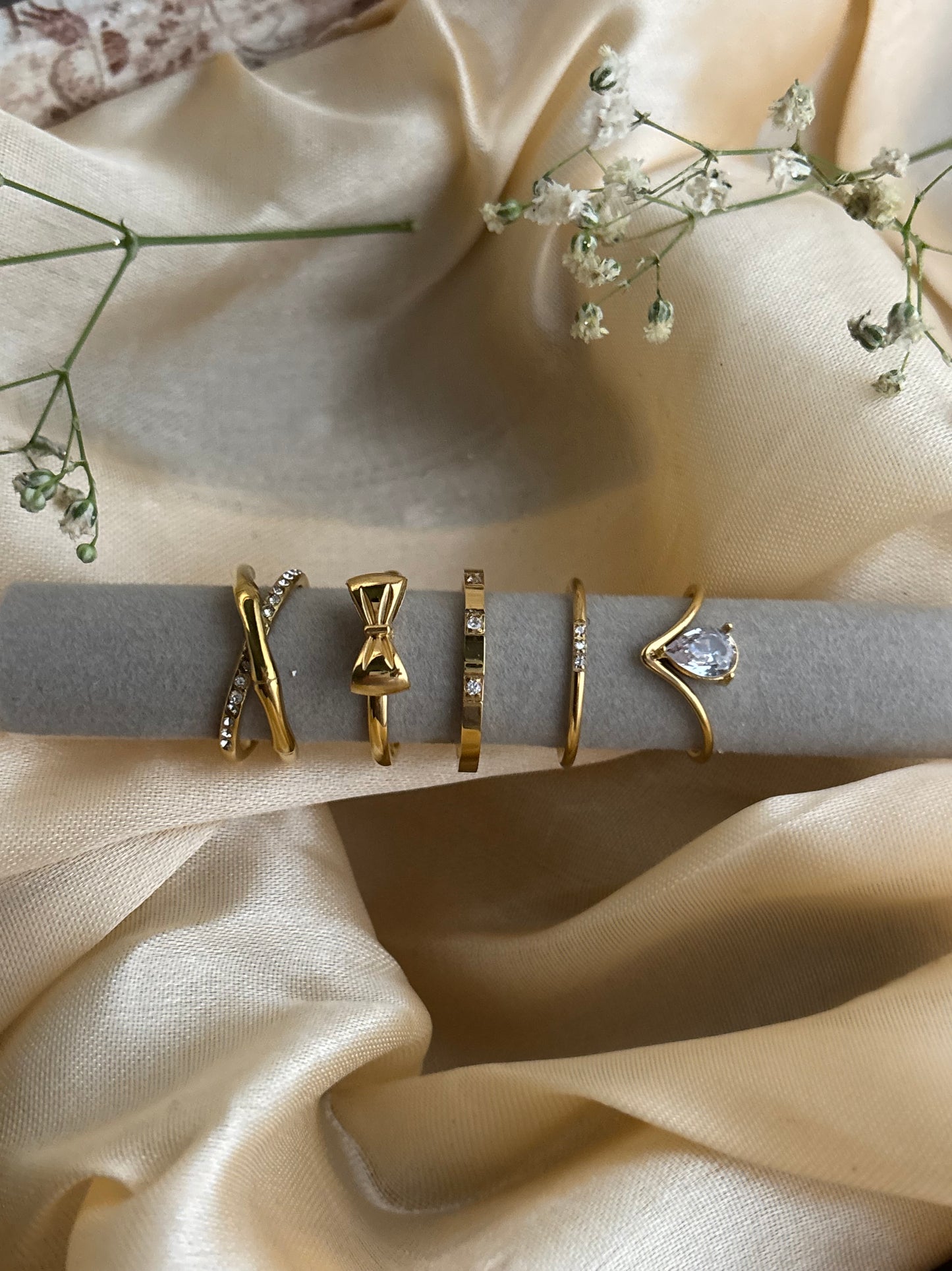 Diamond V Ring