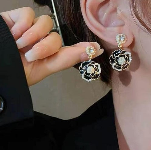 Black flower with pearls Earrings