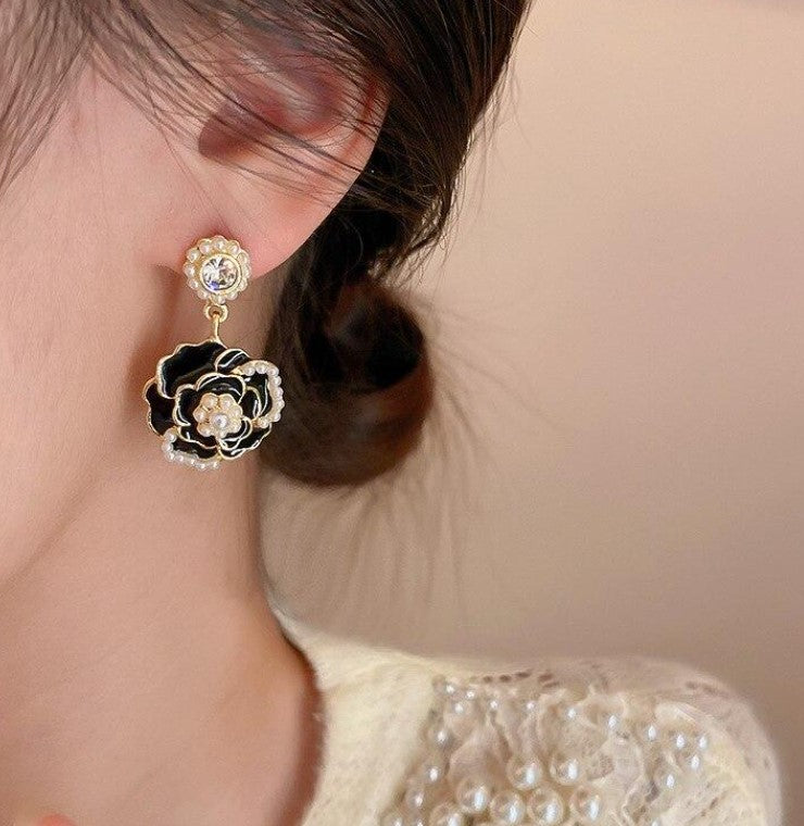 Black flower with pearls Earrings